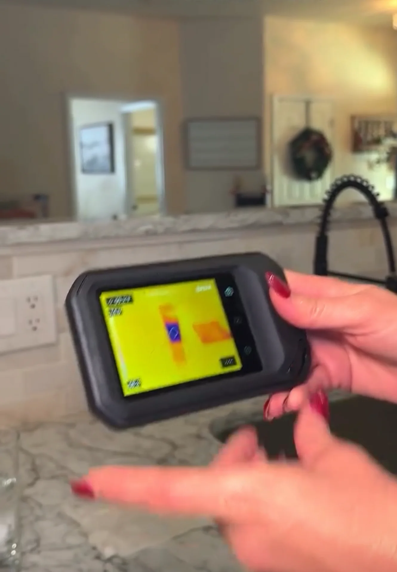 Thermal imaging device showing moisture intrusion